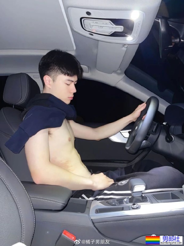 偶遇年轻司机小哥,撩衣秀粉嫩胸肌 - 51虹马 偶遇年轻司机小哥,撩衣秀粉嫩胸肌 - 51虹马