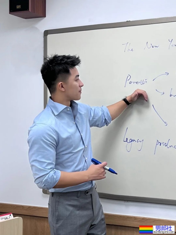 爱穿正装的英语老师有多帅？竟是大胸山东汉子！ - 51虹马