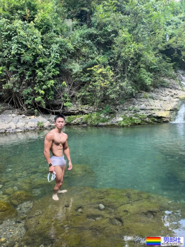 23岁重庆机车猛男，穿内裤野泳，湿透只能打码了！ - 51虹马