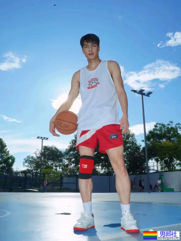 穿红短裤的篮球帅哥 - 51虹马