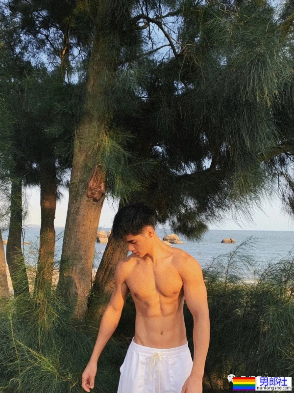 厦门不穿衣服的“肌肉司机”，22岁183CM私教腹肌有多硬？ - 51虹马