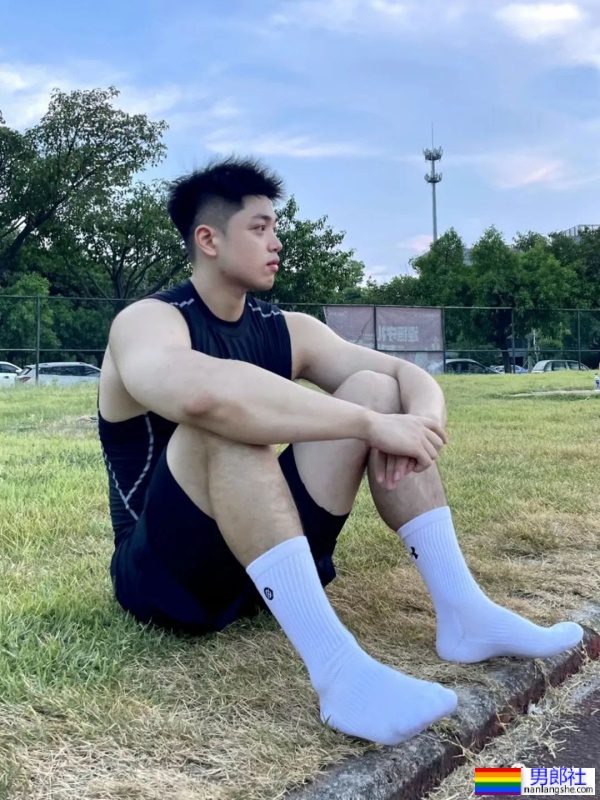 00后体育生也太帅，白袜泳裤浴巾每个元素都拿捏了！ - 51虹马