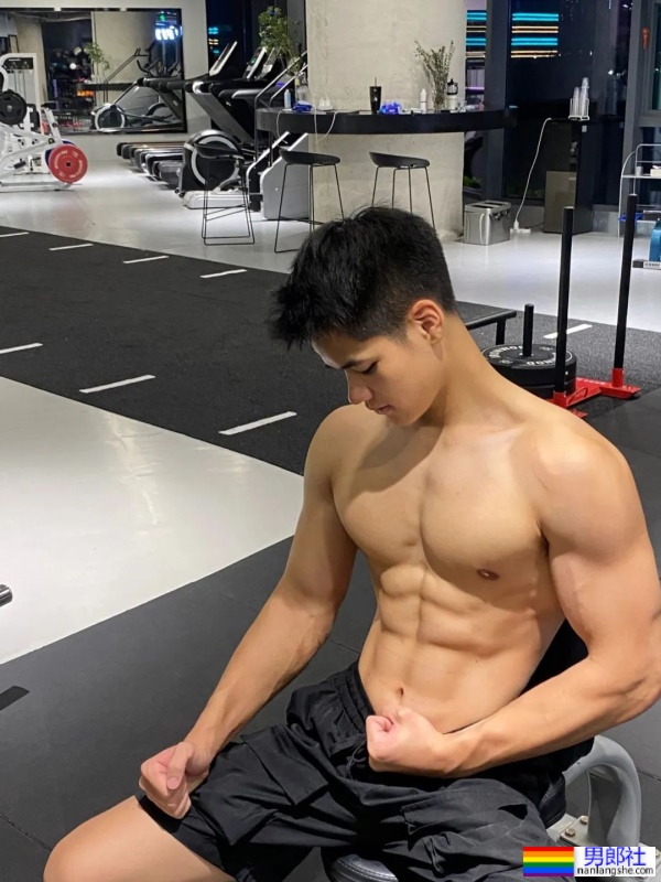 厦门不穿衣服的“肌肉司机”，22岁183CM私教腹肌有多硬？ - 51虹马