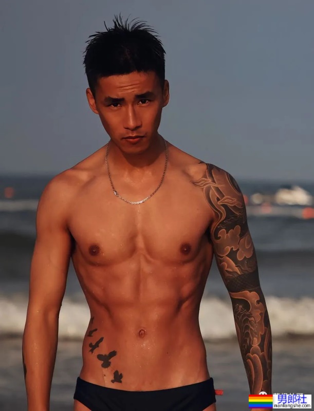 花臂机车小哥穿上灰裤子，太好看了 - 51虹马