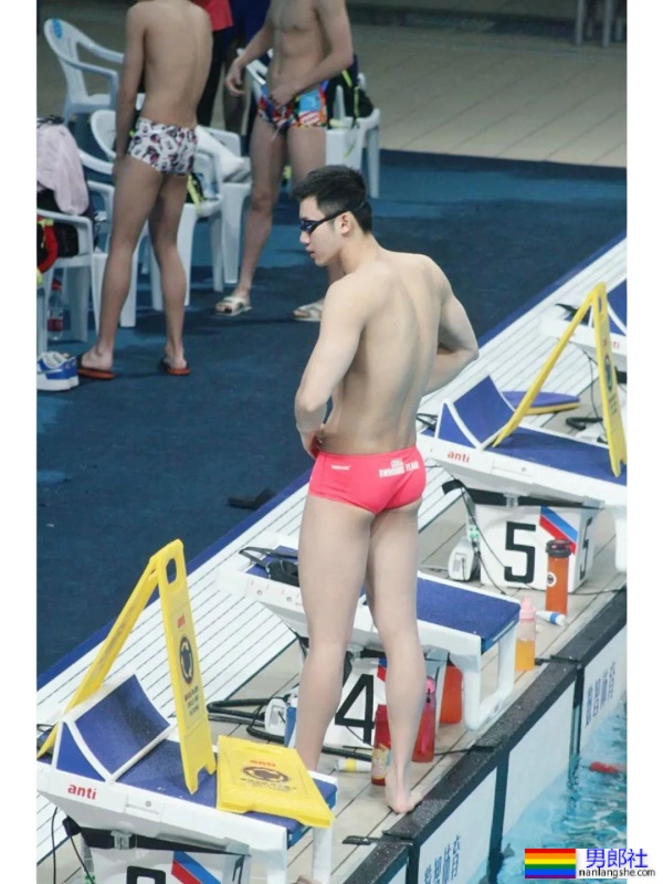 游泳冠军退役当教练，穿紧身泳裤，教你游泳可以吗？ - 51虹马