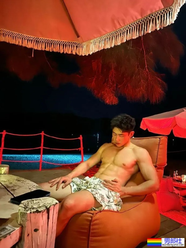 黑龙江的健身教练穿上灰裤子，东北爷们就是这么牛！ - 51虹马