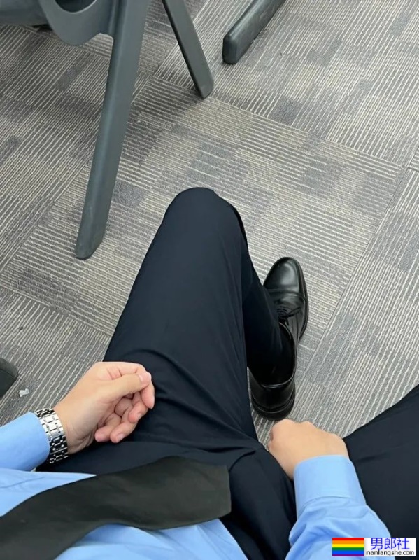 爱穿正装的英语老师有多帅？竟是大胸山东汉子！ - 51虹马