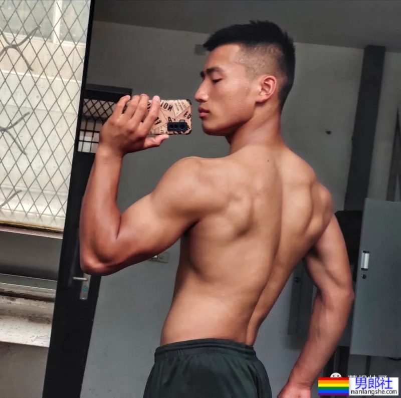 21岁河南直男退伍兵哥哥，肌肉身材超硬的！ - 51虹马