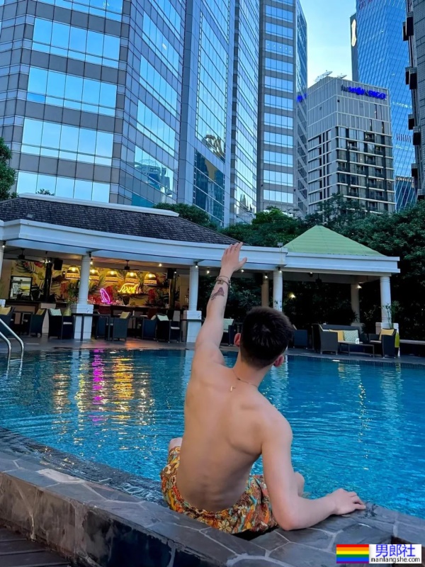 奶白奶白的腹肌小帅哥 - 51虹马