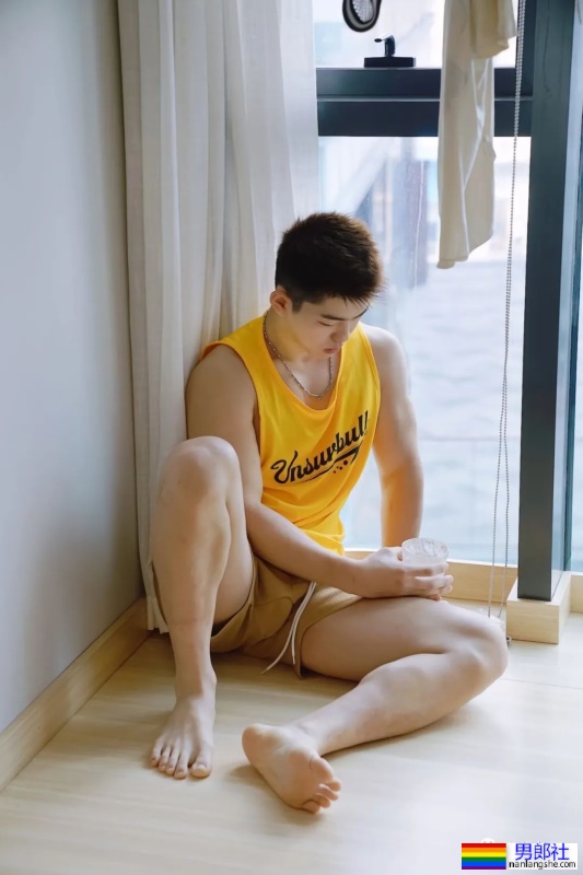 18岁广东体育生穿灰裤子太好看了，真的长大了 - 51虹马