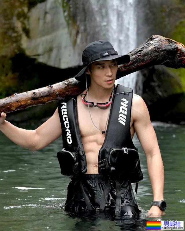 被女记者采访后他终于回归了！最新写真大片一览！ - 51虹马