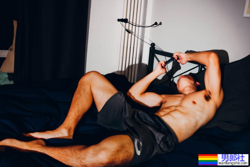 寸头黑皮腹肌体育生小哥，这身板长腿是真的硬！ - 51虹马