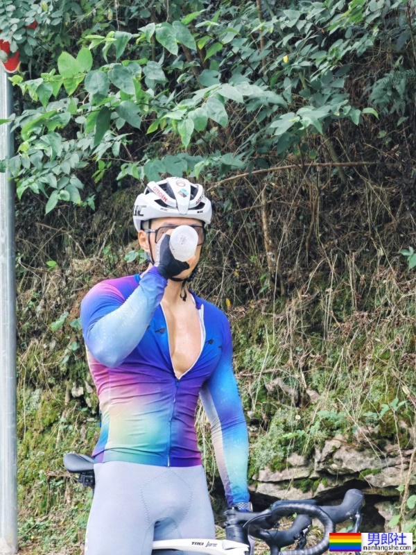 太大了！浙江黑皮肌肉小哥，紧身骑行服都撑爆了！ - 51虹马