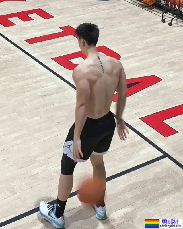 22岁天津191CM篮球体育生,脱衣打球,这背太美了 - 51虹马 22岁天津191CM篮球体育生,脱衣打球,这背太美了 - 51虹马