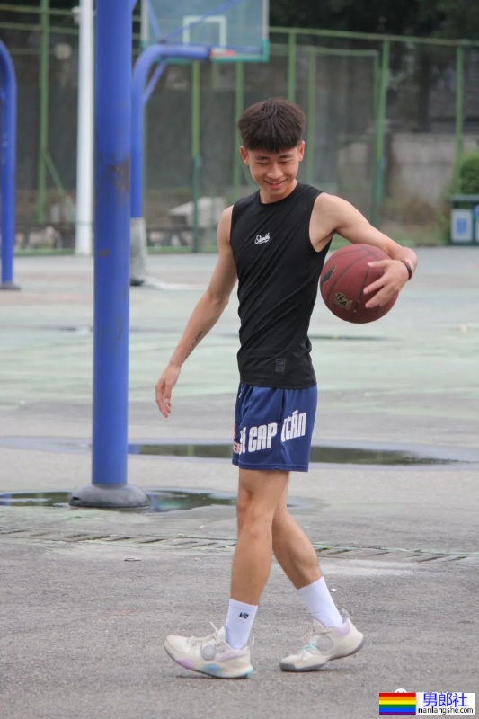 篮球场抓拍小翘臀男高，真棒！ - 51虹马