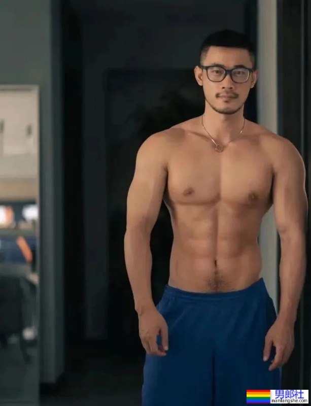 武汉彪学长更衣室最新自拍硬照，现在变这样了！ - 51虹马