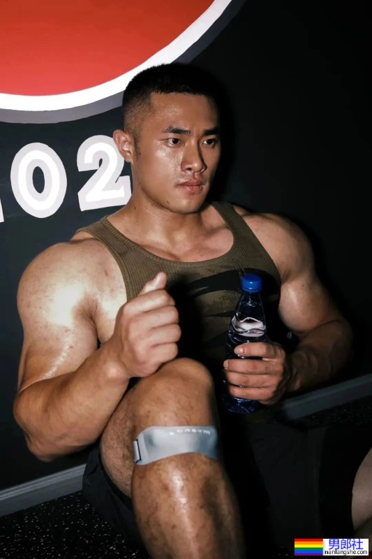 山东体院的壮男体育生，又高又大这谁抵抗得了啊？ - 51虹马