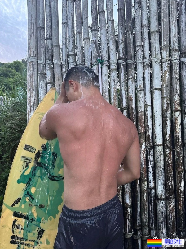 上海17+的肌肉男更衣室自拍，这实力绝了 - 51虹马