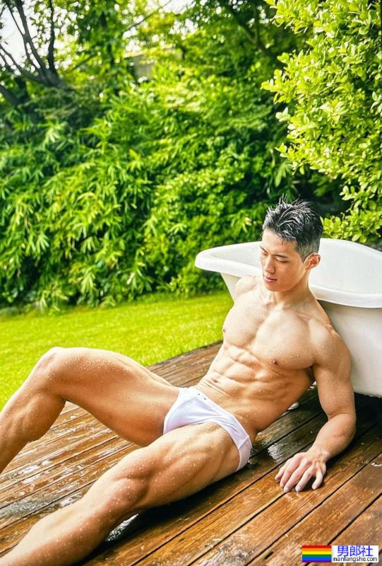 韩国肌肉网红户外洗澡 - 51虹马