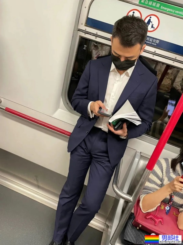 又来一波地铁正装帅哥，第一个就让我沦陷了 - 51虹马