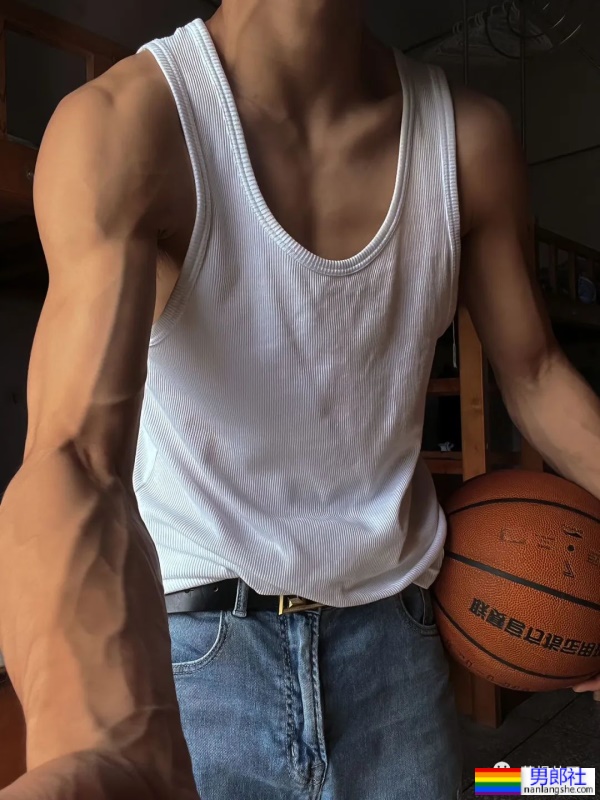 宿舍里有个肌肉身材的篮球体育生，他还不爱穿衣服 - 51虹马