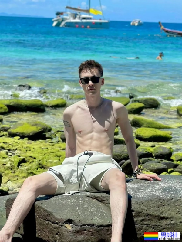 奶白奶白的腹肌小帅哥 - 51虹马