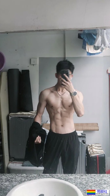 肌肉练到青筋暴起，南昌工程学院20岁的男大学生！  - 51虹马