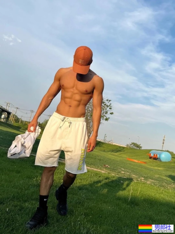 黑皮肌肉男脱衣服了，尖叫吧！ - 51虹马