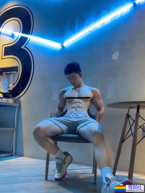 18岁广东体育生穿灰裤子太好看了，真的长大了 - 51虹马