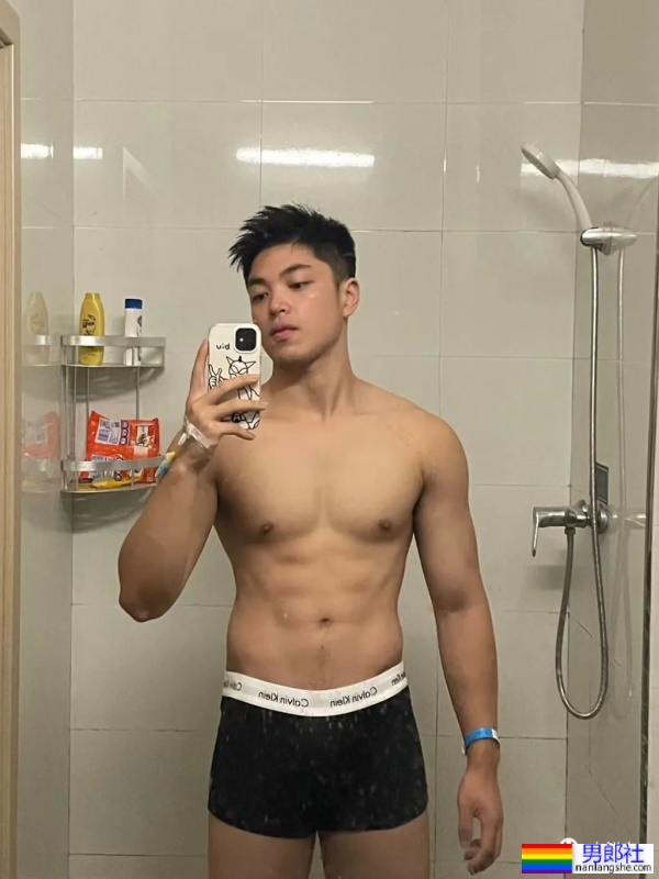 00后体育生也太帅，白袜泳裤浴巾每个元素都拿捏了！ - 51虹马