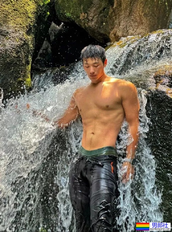 广州22岁肌肉小哥户外野泳秀身材，全身湿透到不敢看 - 51虹马