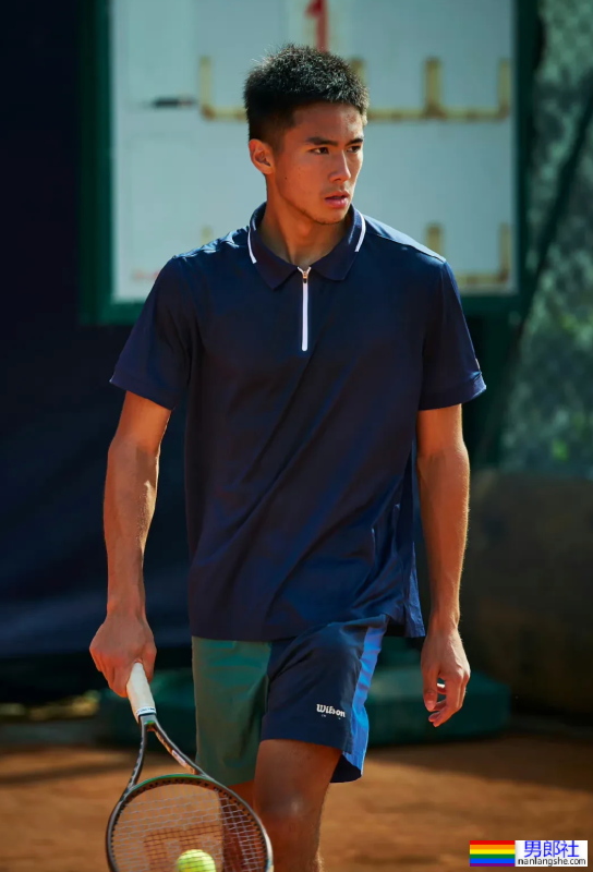 网球小将张凌豪越来越成熟，打球露内裤边与腹肌 - 51虹马