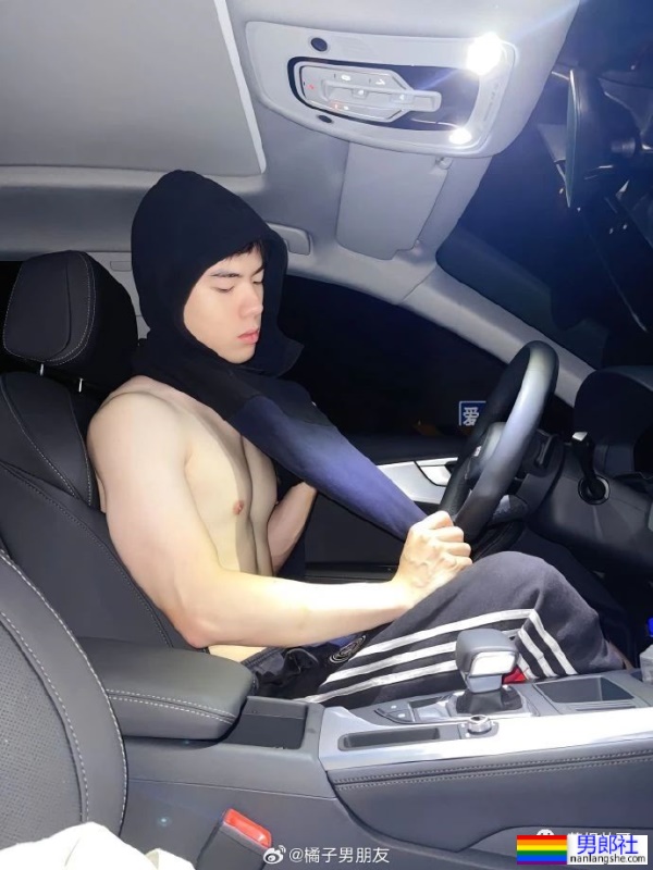 偶遇年轻司机小哥,撩衣秀粉嫩胸肌 - 51虹马 偶遇年轻司机小哥,撩衣秀粉嫩胸肌 - 51虹马