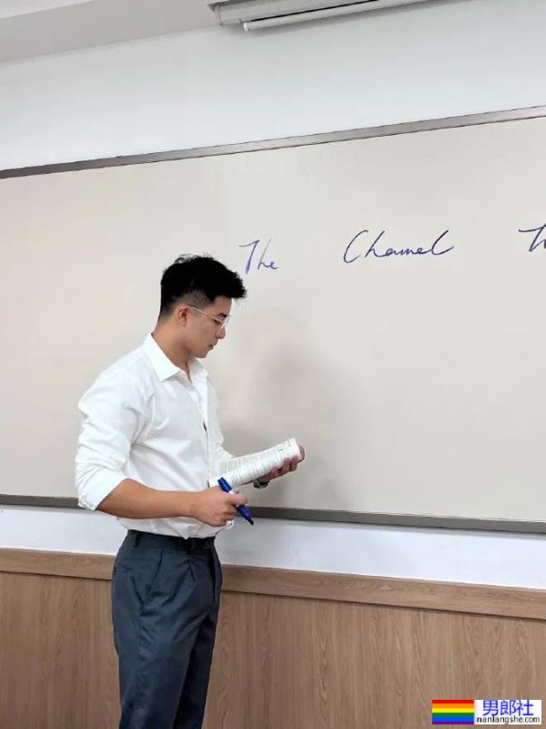 爱穿正装的英语老师有多帅？竟是大胸山东汉子！ - 51虹马