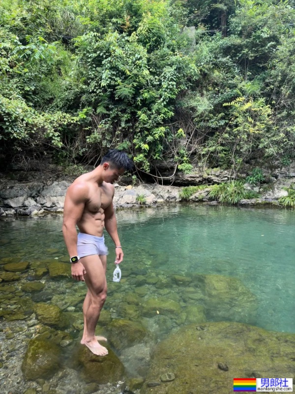 23岁重庆机车猛男，穿内裤野泳，湿透只能打码了！ - 51虹马