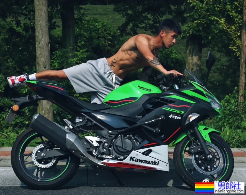 花臂机车小哥穿上灰裤子，太好看了 - 51虹马
