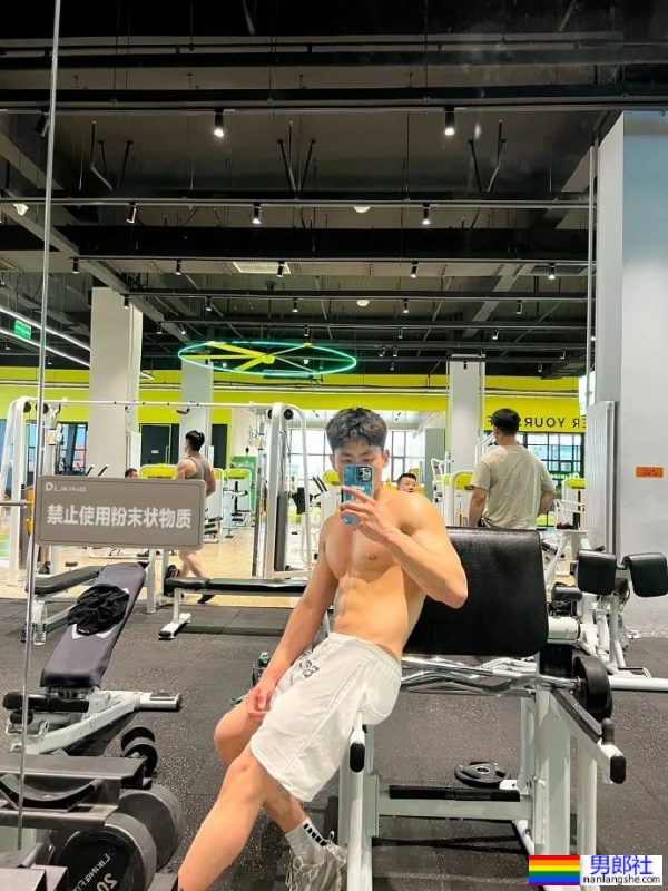 黑龙江的健身教练穿上灰裤子，东北爷们就是这么牛！ - 51虹马