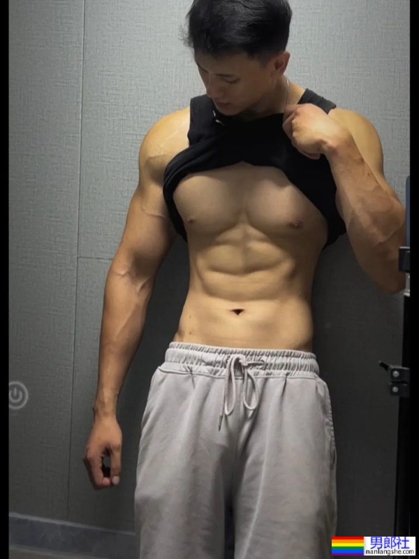 穿灰裤子的成都健身私教，看完想报他的课 - 51虹马