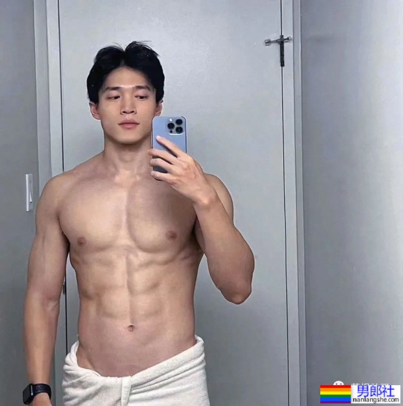 只围着浴巾的精壮男人玩自拍！ - 51虹马