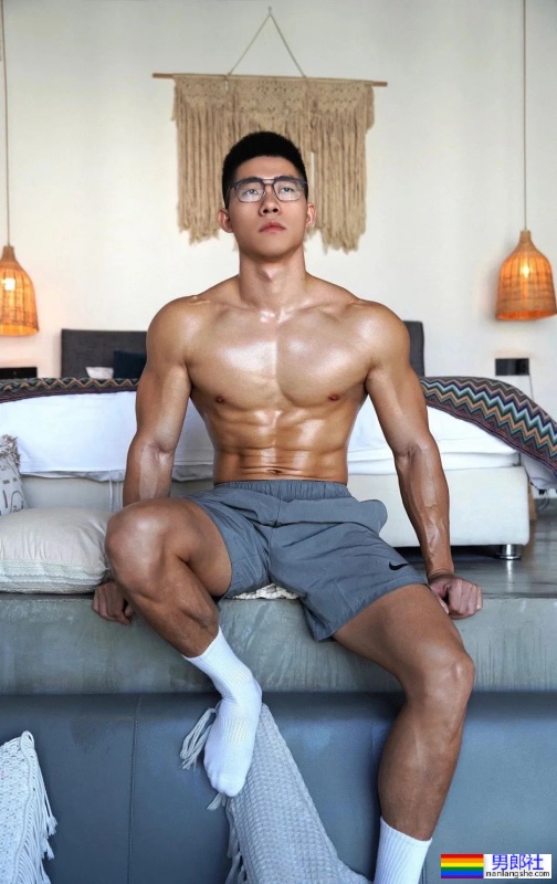 来自重庆的翘臀筋肉男，拍写真也太敢了吧！ - 51虹马