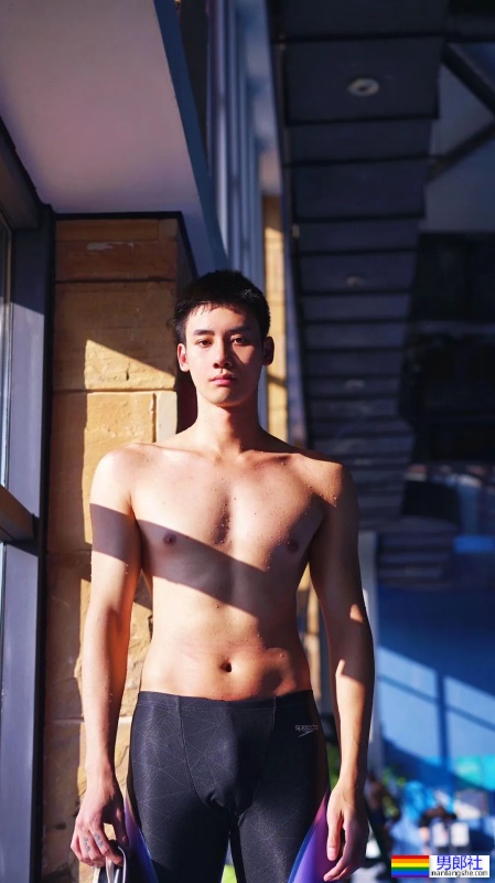 游泳冠军退役当教练，穿紧身泳裤，教你游泳可以吗？ - 51虹马