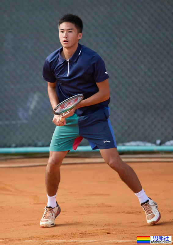 网球小将张凌豪越来越成熟，打球露内裤边与腹肌 - 51虹马