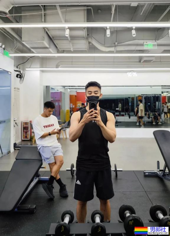 上海1姐张弦最新肌肉照，这状态40岁了你敢信？ - 51虹马