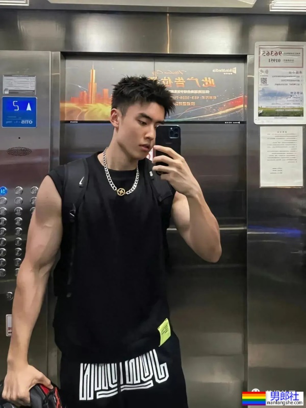 22岁天津191CM篮球体育生,脱衣打球,这背太美了 - 51虹马 22岁天津191CM篮球体育生,脱衣打球,这背太美了 - 51虹马