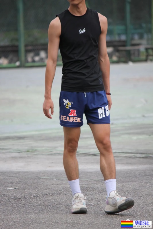 篮球场抓拍小翘臀男高，真棒！ - 51虹马