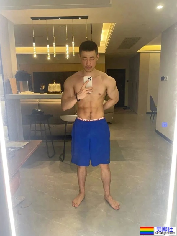 武汉彪学长更衣室最新自拍硬照，现在变这样了！ - 51虹马