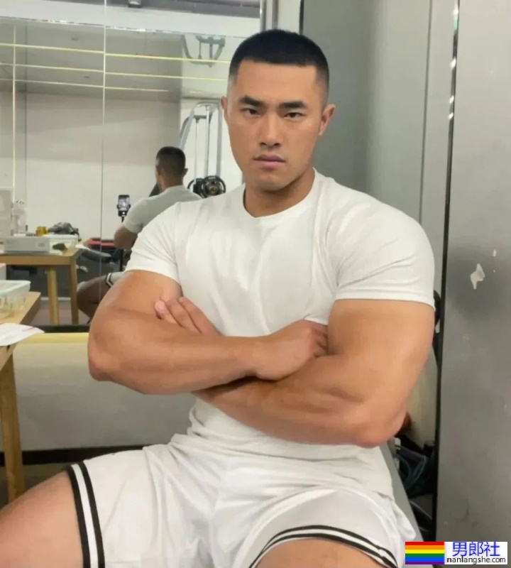 山东体院的壮男体育生，又高又大这谁抵抗得了啊？ - 51虹马