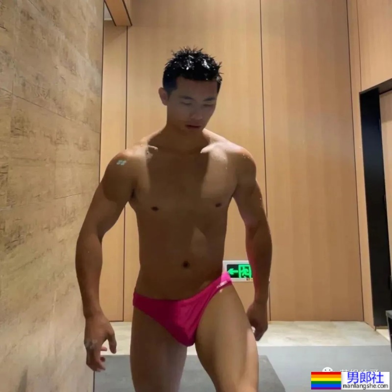 上海17+的肌肉男更衣室自拍，这实力绝了 - 51虹马