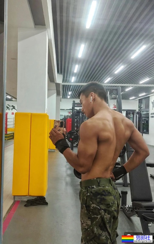 21岁河南直男退伍兵哥哥，肌肉身材超硬的！ - 51虹马