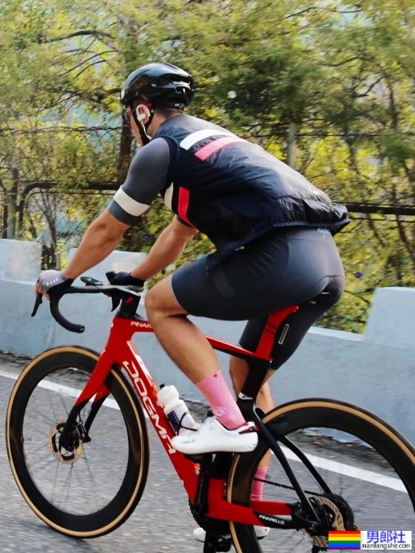 北京肌肉小哥撑开紧身骑行服，露出大胸肌还有茂盛的胸毛！ - 51虹马